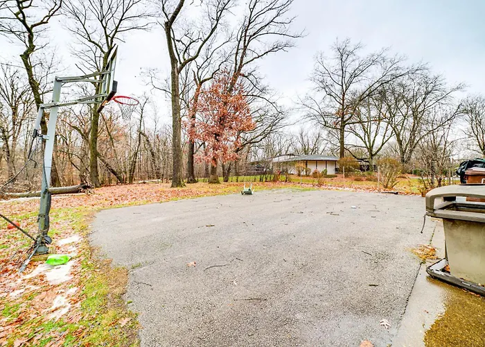 Pool, Gym & Basketball Court: Holiday home Olympia Fields